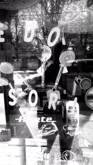 "Autoritratto in vetrina" di Jessica