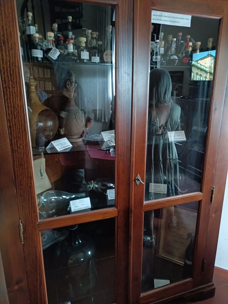 L'armadietto con i campioncini di aceto