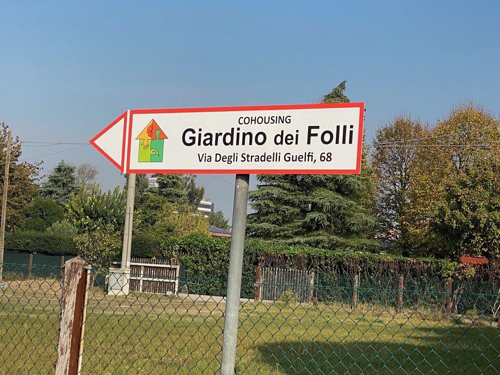 L'indicazione per giungere al "Giardino dei Folli"