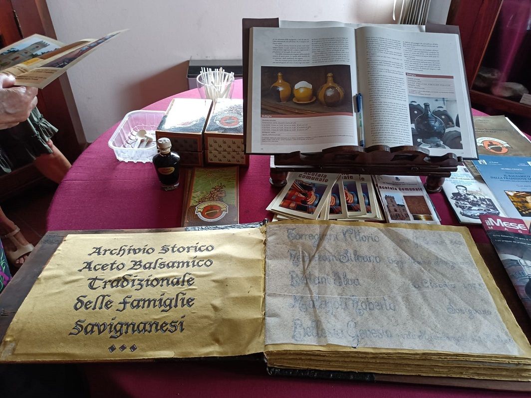 Il libro con l'elenco delle famiglie di Savigna...