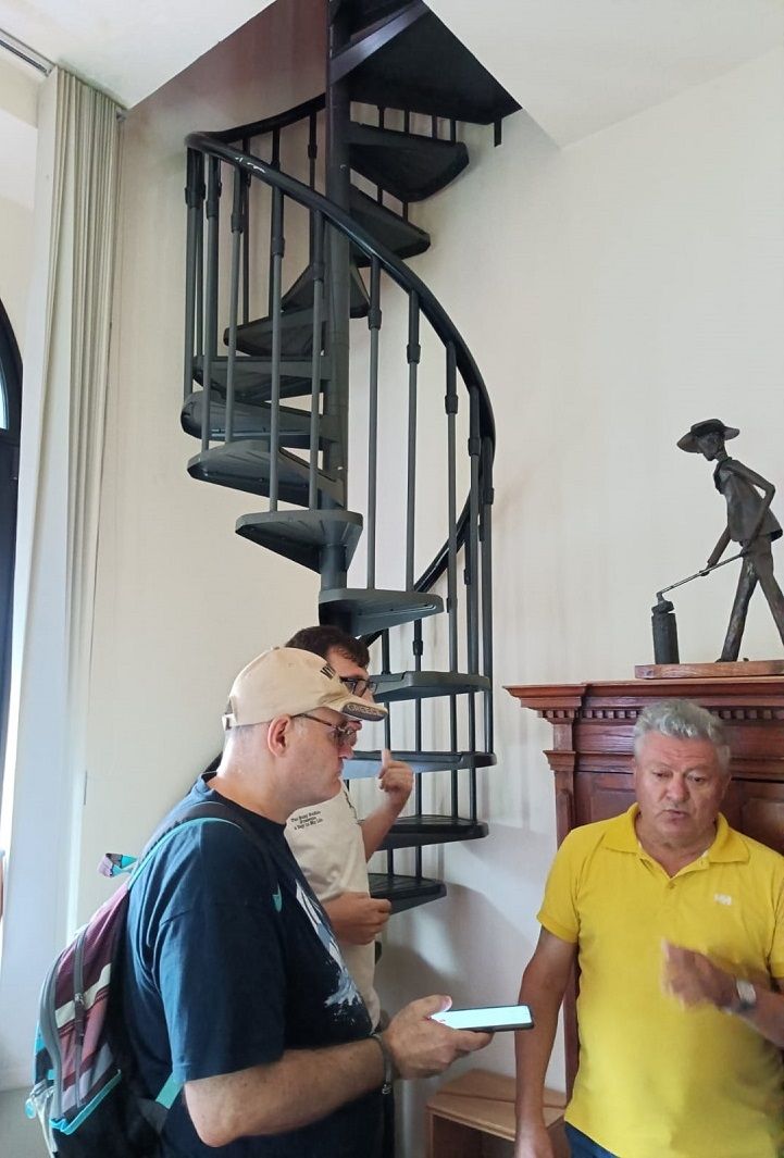 Sullo sfondo la scala a spirale per andare all'...