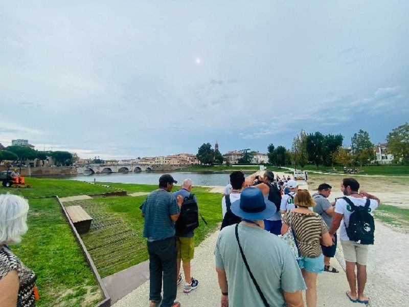 La Gita a Rimini, sullo sfondo il ponte di Tiberio