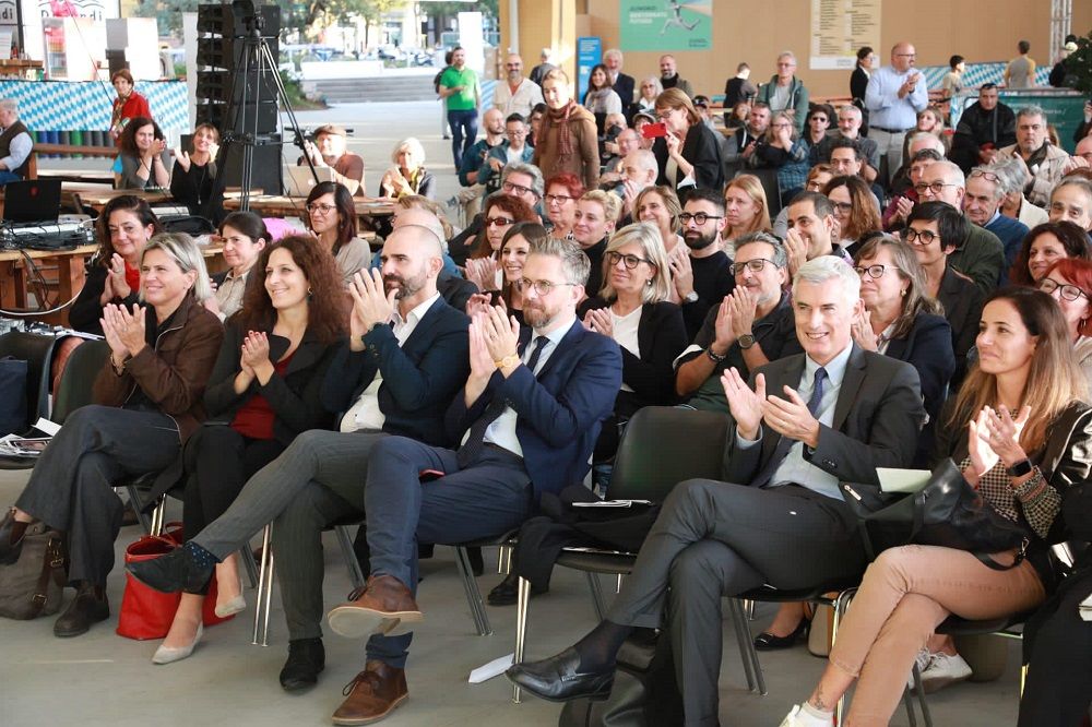 Il pubblico in piazza Lucio Dalla con le autori...