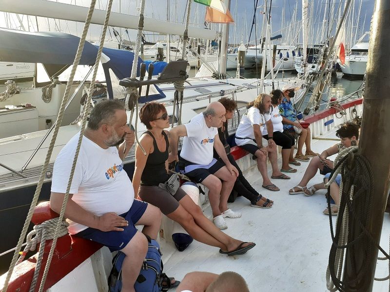 Un gruppo di Bologna in barca per l'escursione