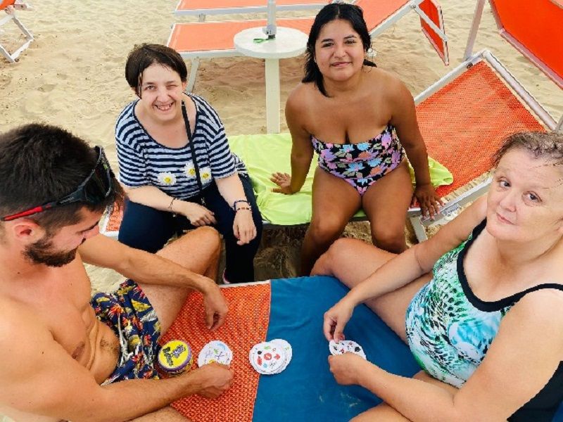 Giochi sotto l'ombrellone allo stabilimento di ...
