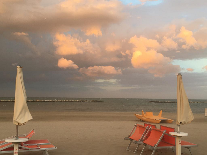 La spiaggia con il cielo nuvoloso