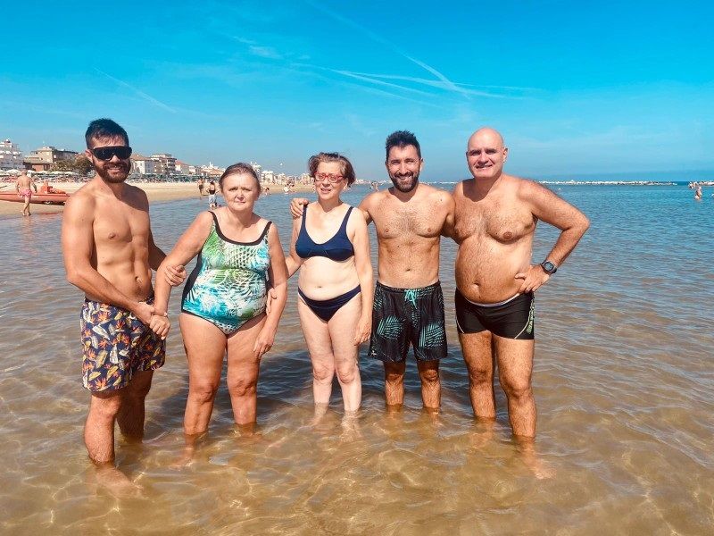 Gruppo di partecipanti pronti per il bagno matt...