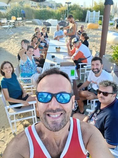 L'aperitivo al tavolo del gruppo del centro Ron...