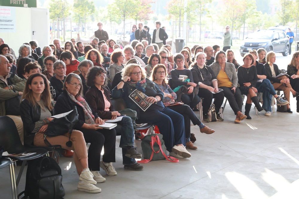 La Piazza che assiste all'evento finale di ...P...