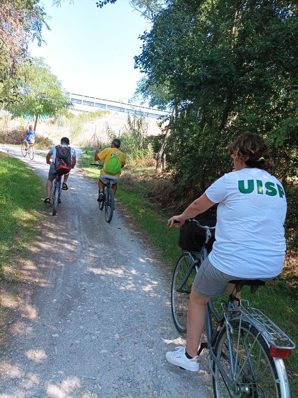 In mountain bike sul sentiero ciclabile.