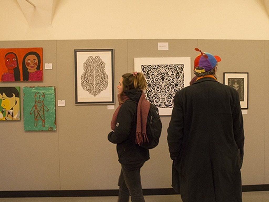 Visitatori davanti alle opere