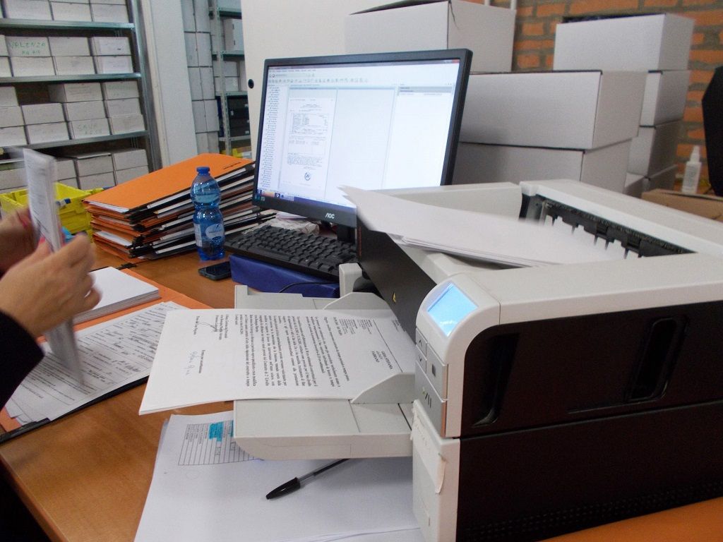 Operatore alla scansione dei documenti