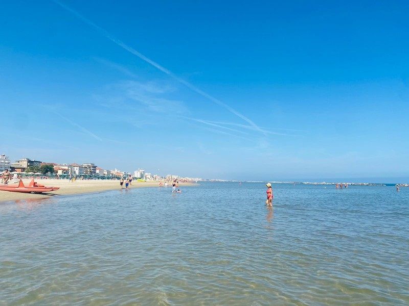 Una veduta del mare, della spiaggia e del lungo...