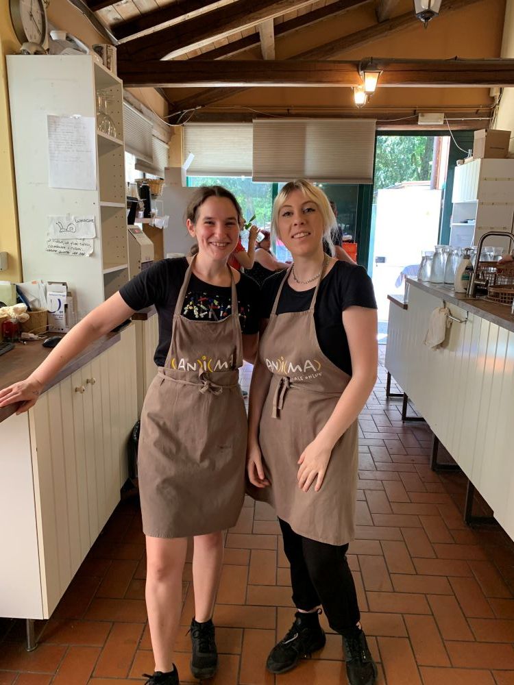 Due addette nella cucina della locanda