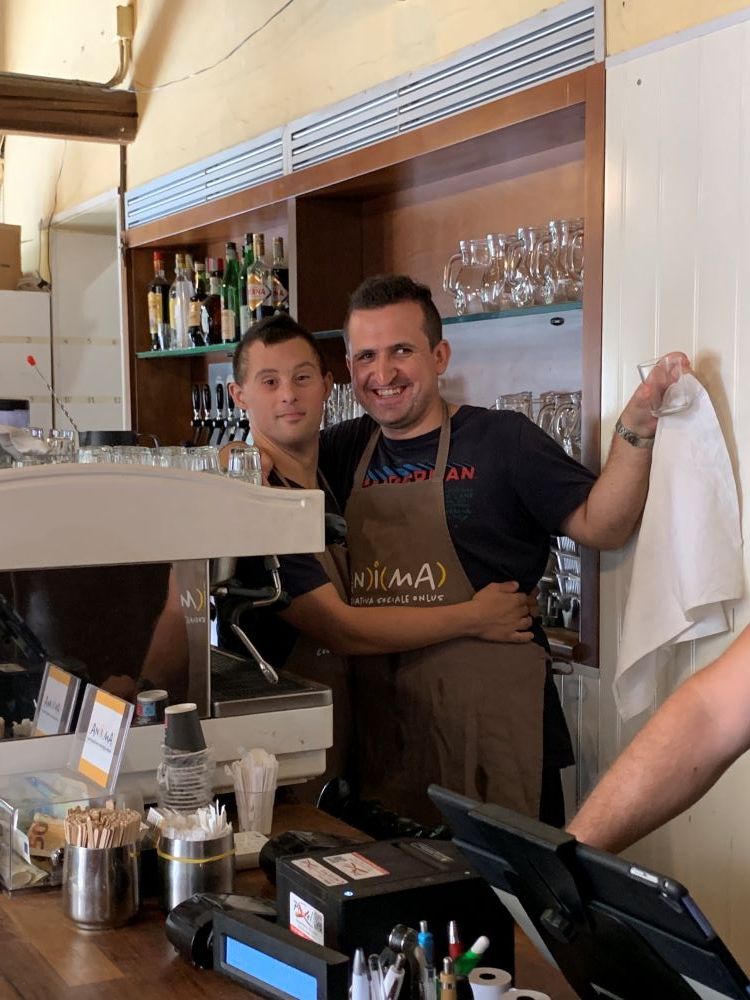 Due addetti al bar della locanda