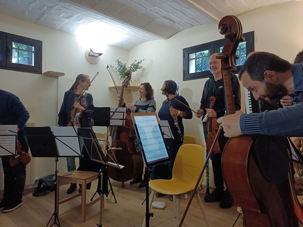 L'orchestra Concordanze si prepara per esibirsi...