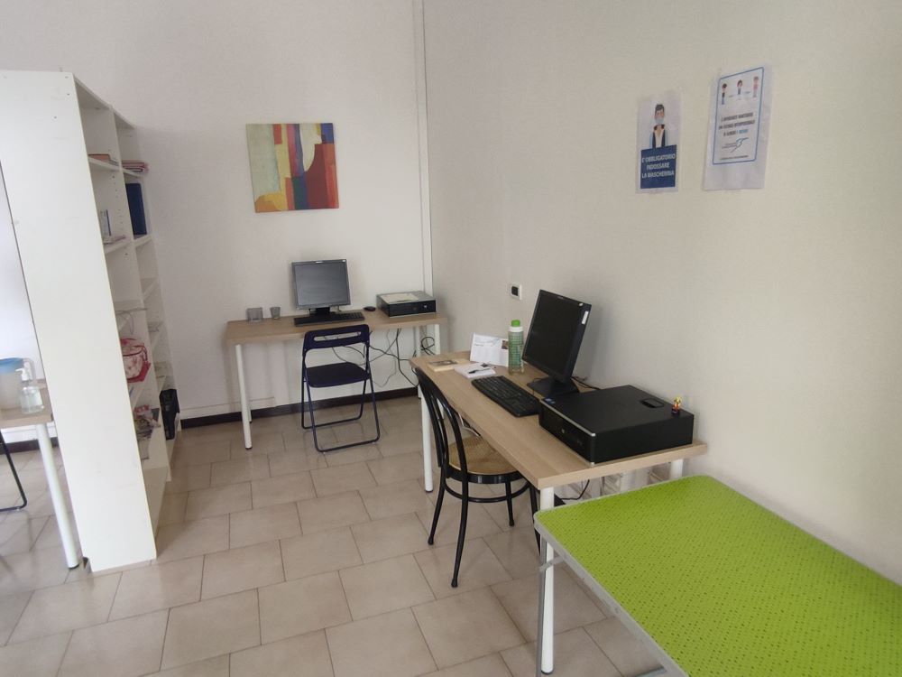 Una sala con postazione computer