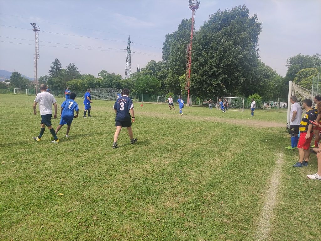 Partecipanti all'evento giocano a calcio