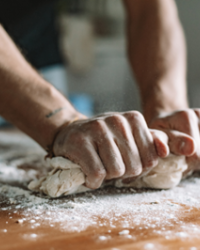 Fare assieme il pane per socializzare e creare legami di comunità