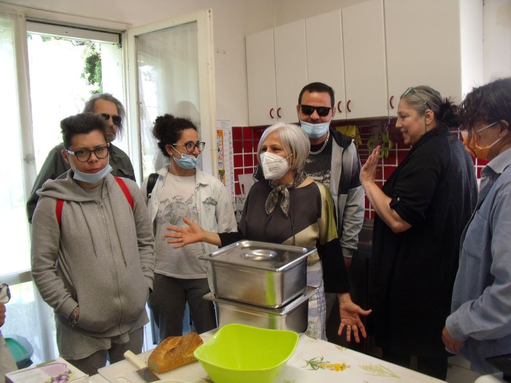 Partecipanti con Maria in cucina