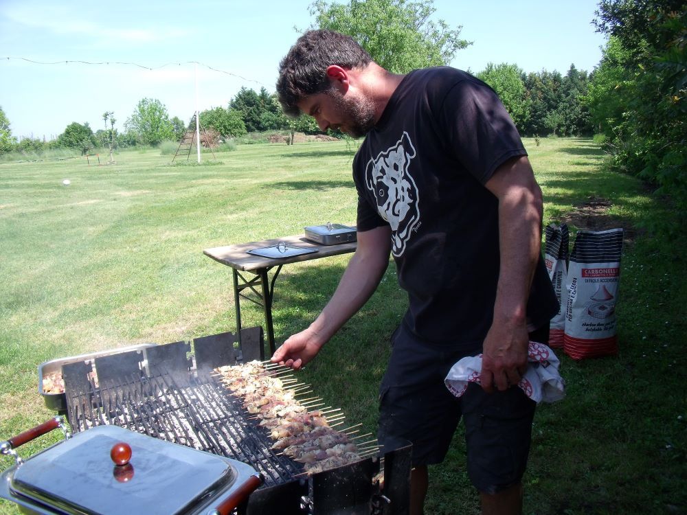La preparazione degli spiedini di carne dell'al...