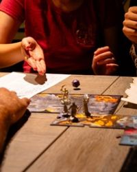 Relazioni e autonomia al Blu Bass'Otto tra giochi di carte, musica e aperitivi