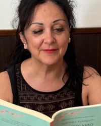 Un pomeriggio in centro: il piacere della lettura collettiva sorseggiando un caffè