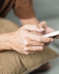 Sostegno psicologico, lavoro, casa. I bisogni di chi chiede aiuto alle linee di ascolto
