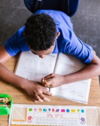 Scuola, più risorse per l'inclusione ma la discontinuità didattica è ancora un problema